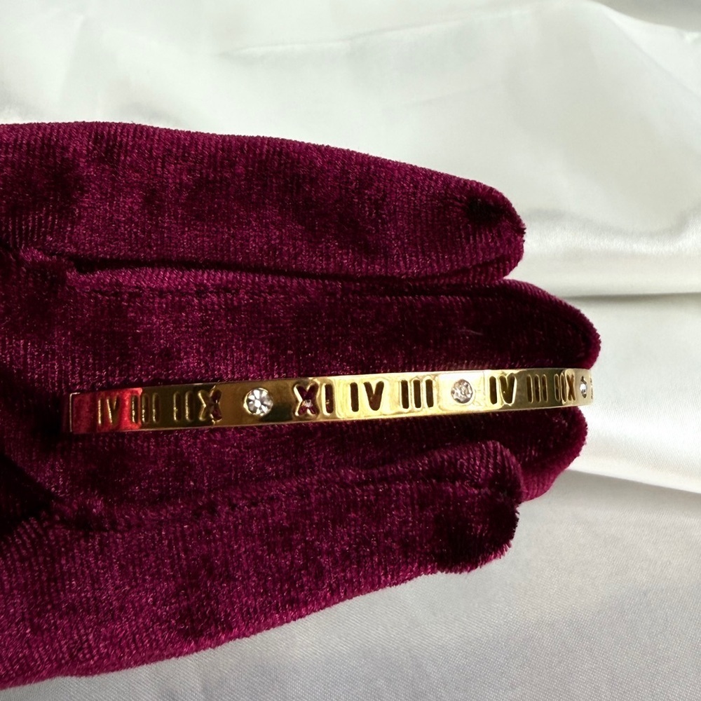 Best bracelet 
Stainless steel 
Luxury 
Roman Numeral Bracelet - Picture 12 of 13